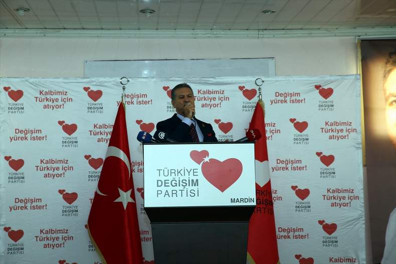 Türkiye Değişim Partisi Genel Başkanı Mustafa Sarıgül, vatandaşın fikirlerini dinleyen ve fikirlerin önünü açan