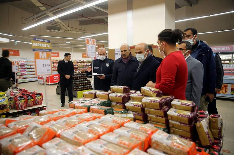 Mardin Valisi ve Büyükşehir Belediye Başkan Vekili Mahmut Demirtaş, katıldığı marketlere