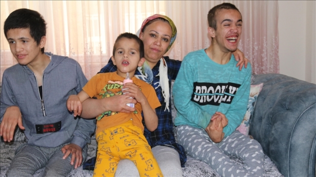 Diyarbakırlı anne zihinsel engelli 4 çocuğuna sevgiyle bakıyor