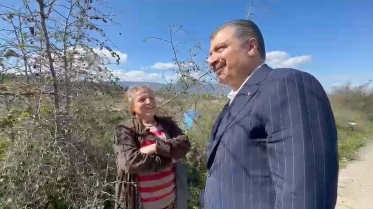 Defne Devlet Hastanesi inşaat alanında incelemelerde bulunduğu sırada bir depremzede