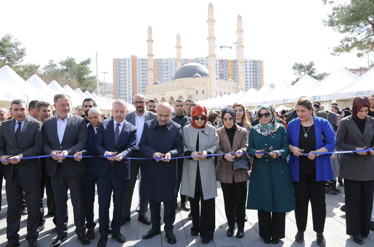 Mardin Büyükşehir Belediyesi öncülüğünde gönüllü kadınlar tarafından, depremzedeler yararına ‘Hayır