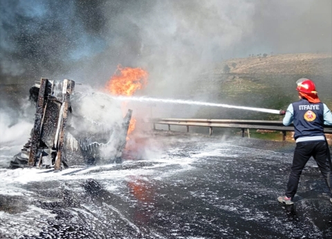 Akaryakıt tankeriyle kamyonetin çarpıştığı kazada 1 kişi öldü, 5 kişi yaralandı