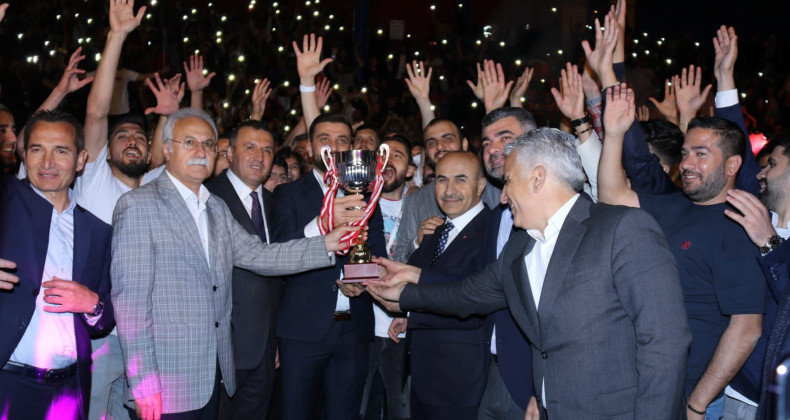 Vali Mahmut Demirtaş, namağlup Mardinspor’un kupa törenine katıldı