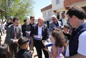 Vali Demirtaş, Ramazan Bayramını Gaziantep’in Nizip İlçesinde Afetzede Vatandaşlarla Geçiriyor