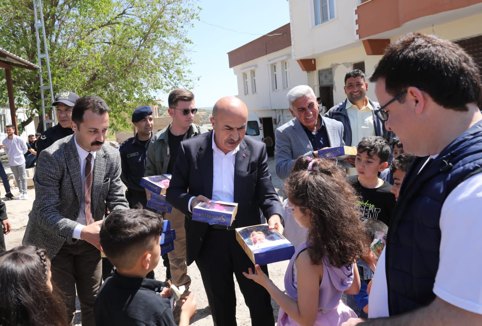 Vali Demirtaş, Ramazan Bayramını Gaziantep’in Nizip İlçesinde Afetzede Vatandaşlarla Geçiriyor