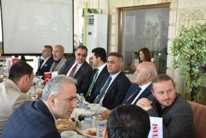 MARDİNLİ iş insanları, bugün düzenlenen ekonomi zirvesinde bir araya geldi.
