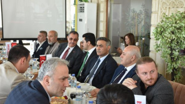 İş İnsanları Ekonomi Zirvesinde Buluştu