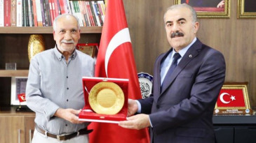 Emekliye Ayrılan Personele Plaket