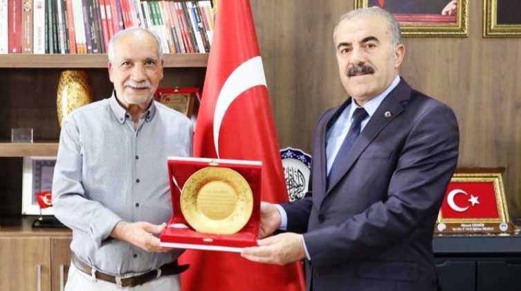Emekliye Ayrılan Personele Plaket