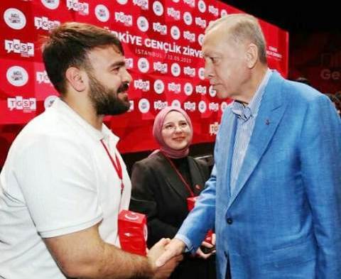 Artuklu Üniversitesi Öğrencisine Yılın Gönüllülük Ödülü