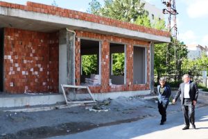 MİDYAT ilçe Belediye Başkanı Veysi Şahin, inşaatı devam eden sosyal
