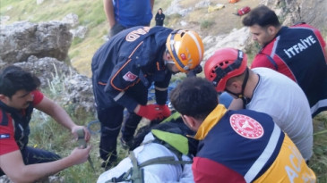 Düştüğü kayalıklarda mahsur kalan kişi ekiplerce kurtarıldı