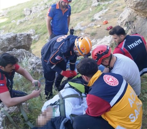 Düştüğü kayalıklarda mahsur kalan kişi ekiplerce kurtarıldı