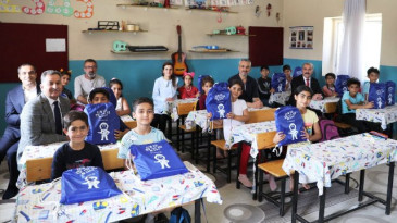 TÜRKSAT tarafından hazırlanan çantalar öğrencilere dağıtıldı