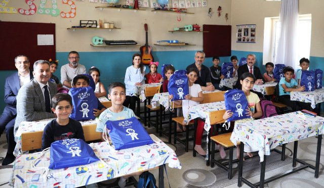 TÜRKSAT tarafından hazırlanan çantalar öğrencilere dağıtıldı