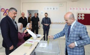 Mardin Valisi Mahmut Demirtaş, eşi Beyhan Demirtaş ile birlikte geldiği