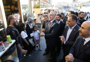 ÇALIŞMA ve Sosyal Güvenlik Bakanı Vedat Işıkhan, Mardin çarşısını gezdi,