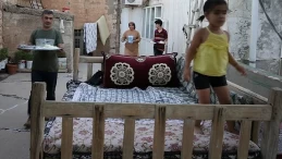 Mardinliler damlarda kurdukları tahtlarda serinliyorlar