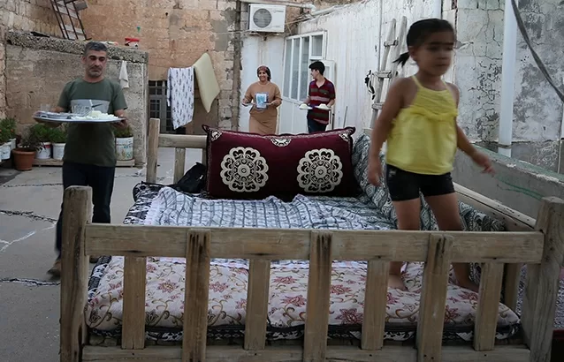 Mardinliler damlarda kurdukları tahtlarda serinliyorlar