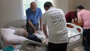 Sağlık Bakanı Fahrettin Koca, evde sağlık hizmetlerinin aralıksız sürdürüldüğünü, evde