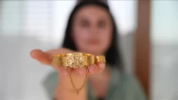 Hasır bilezik üreten kadınlar evlerini atölyeye dönüştürdü