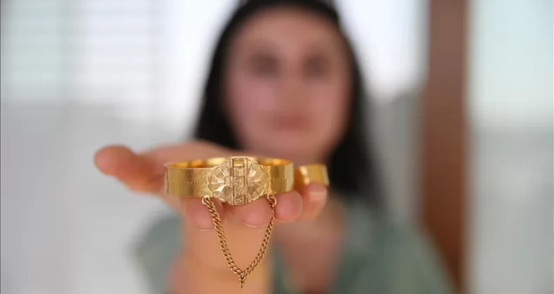 Hasır bilezik üreten kadınlar evlerini atölyeye dönüştürdü