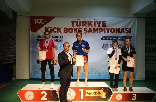 Hemşire Duygu kick boks kariyerini yenilgisiz sürdürüyor