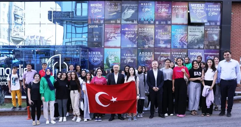 Gençlik kampına katılacak gençleri İstanbul’a uğurlayan Mardin Valisi ve Büyükşehir