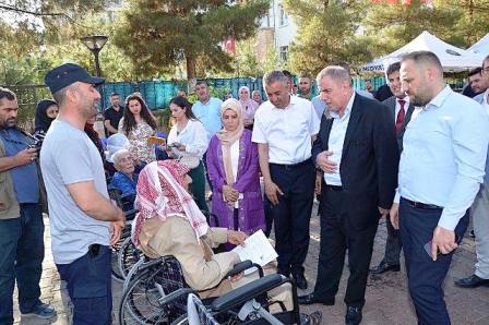 Özel bireylere tekerlekli sandalye desteği