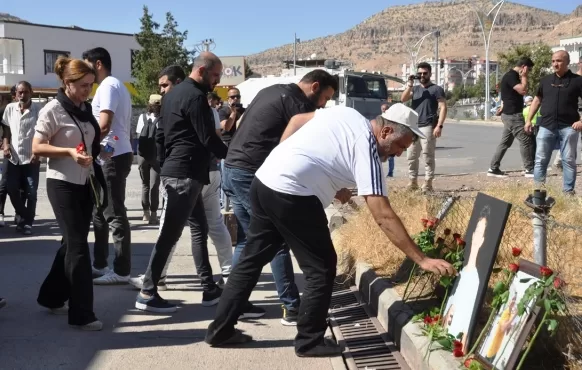 Derik’teki feci trafik kazalarında hayatını kaybeden 21 kişi anıldı