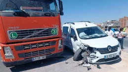 Tır ile otomobil çarpıştı