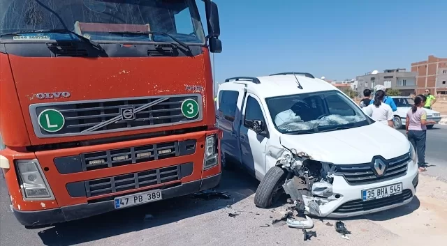 Tır ile otomobil çarpıştı