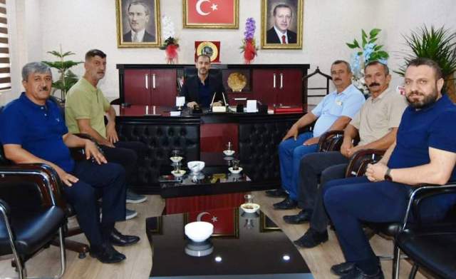 AK Parti Genel Merkez Teşkilat Başkanı Erkan Kandemir’den mazbatasını alarak