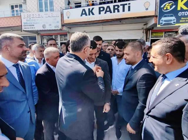 Memleket Partisi Derik İlçe Başkanı Cihan Özçelik ve yönetimi partilerinden