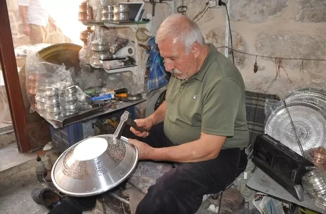 Mardin’de 3 kuşak bir arada unutulmaya yüz tutmuş bakırcılık işini yapıyor
