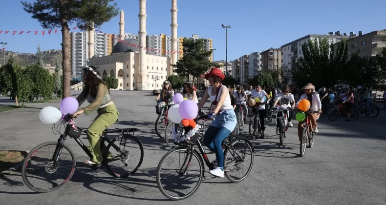 Süslü Kadınlar Bisiklet Turu’nda renkli görüntüler