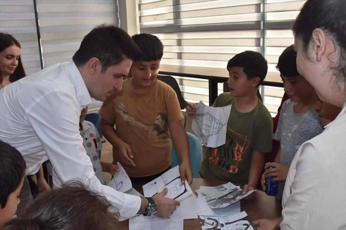 Mardin‘in Derik ilçesinde çocuklara yönelik görsel sanatlar alanında kurs veriliyor.