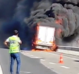 Seyir halindeki tır alev aldı