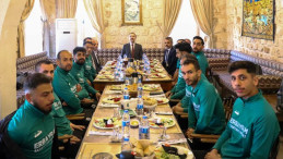 Kaymakam Çevik, Savurpor’un yönetici ve oyuncularıyla bir araya geldi