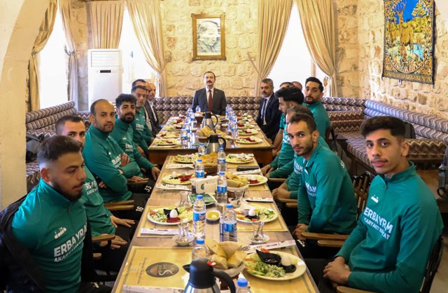 Kaymakam Çevik, Savurpor’un yönetici ve oyuncularıyla bir araya geldi