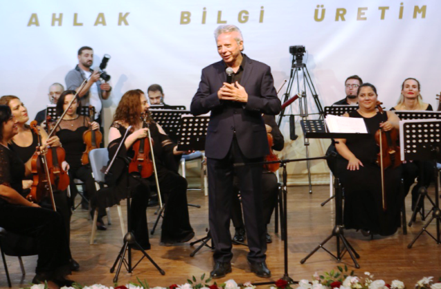 Etisan Holding Oda Orkestrası Mardin’de üniversitelilere konser verdi