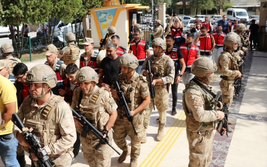 Terör operasyonunda yakalanan 8 zanlı adliyeye sevk edildi