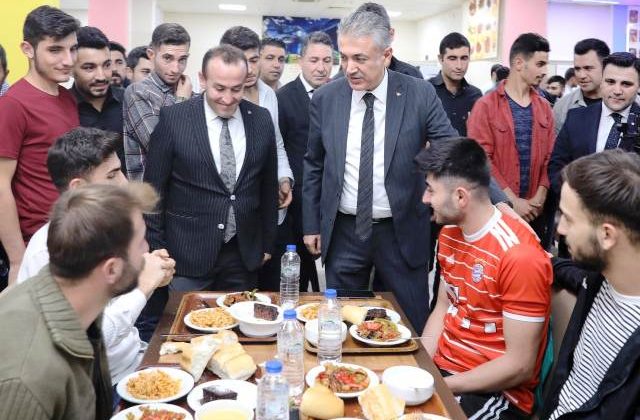 Vali Akkoyun, öğrencilerle bir araya geldi