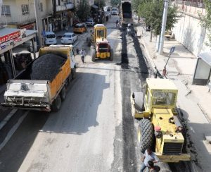 Artuklu’da yeniyol caddesinde yol asfalt çalışması nedeniyle Toplu Taşıma Araçları