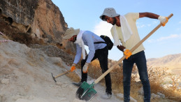 Hasankeyf kazı çalışmalarına gönüllü katılan öğrenciler mesleği sahada öğreniyor