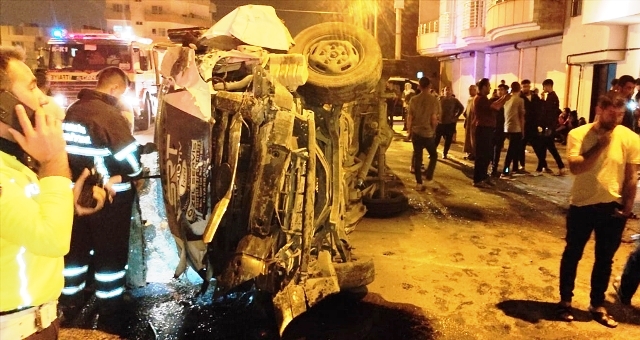 Minibüsün evin duvarına çarpması sonucu 3 kişi yaralandı