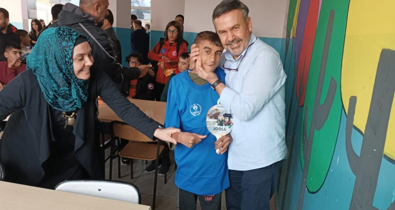 Başkan Karataş’tan özel çocuklara ziyaret