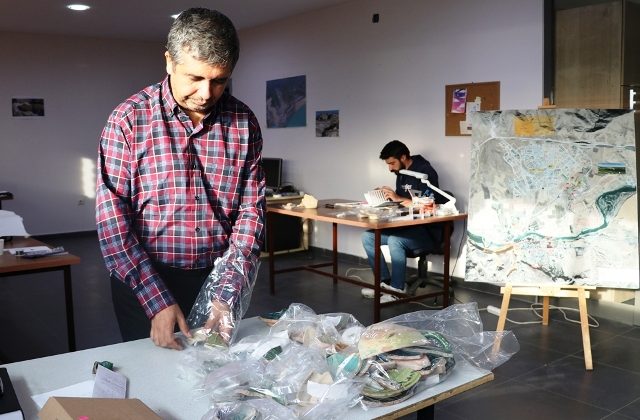 Hasankeyf’teki kazılarda şifa tası ve iki okçu yüzüğü bulundu