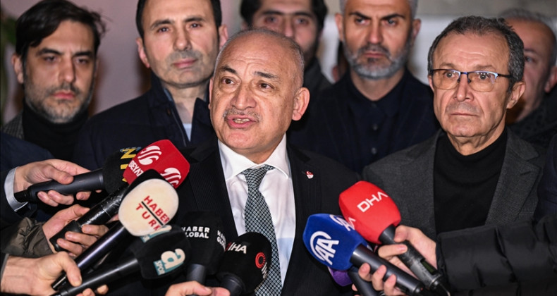 TFF Başkanı Büyükekşi, tüm liglerdeki maçları süresiz olarak ertelediklerini açıkladı