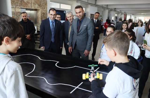 Midyat’ta TÜBİTAK 4006 Bilim Fuarı düzenlendi